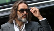 Russell Brand tecavüz suçlamaları nedeniyle mahkemede