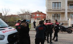 Oğlunu odaya kilitleyip eşini canice katletti