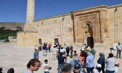 Esrarengiz gölgeleri görmek isteyenler 8 asırlık camiye akın etti