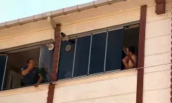 Vicdansız baba bebeğini camdan aşağı atmaya çalıştı!