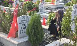 Hatay'da buruk bayram: Vatandaşlar deprem şehitliğinde