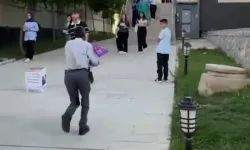 Yılın babası: YKS'den çıkan kızını çiçeklerle karşıladı!