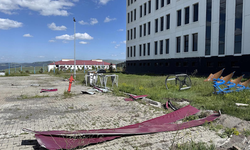 Kampüste panik anları! Kuvvetli rüzgar çatıyı söküp savurdu