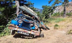 Aydın'da şarampole devrilen cipteki 3 kişi ölümden döndü