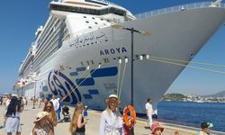 Gören bir daha bakıyor: "Aroya" kruvaziyeri 1750 yolcusuyla Bodrum'a demir attı