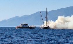 Bodrum açıklarında tekne yandı, turistler ve personeller tahliye edildi