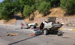 Elektrik direğine çarptı ikiye bölündü