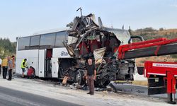 Mersin'de bir otobüs tıra çarptı