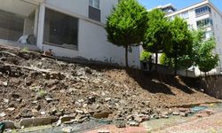 Samsun'da bir apartmanın otopark duvarı yağış nedeniyle çöktü