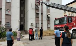 Adana'da apartman merdiveni çöktü: 20 kişi mahsur kaldı!