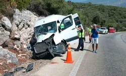 Antalya'da tur minibüsü kayalıklara çarptı : 17 yaralı