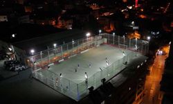 Adana yine bir ilke imza attı! Apartman çatısında dev halı saha