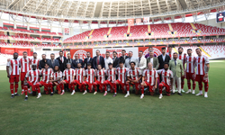 Antalyaspor, yeni transferlerini taraftara tanıttı