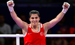 Milli boksörümüzden büyük başarı! Busenaz Sürmeneli çeyrek finale yükseldi