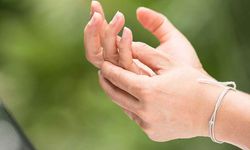 Distoni nedir? Belirtileri, tanısı, iyileşme süreci ve psikoloji ile ilişkisi