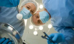 Kendi dişinden yapılan implantla görme yetisini kazandı