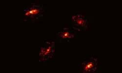 Einstein haçında şaşırtan beşinci ışık noktası: Karanlık maddenin izi bulundu