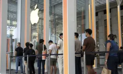 iPhone 17 çılgınlığı: Mağaza önünde geceden kuyruklar oluştu!