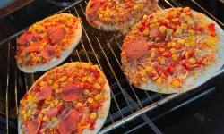 Pizza diye bakın ne yedirmişler!