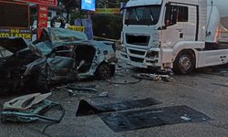 Ankara'da feci kaza: Otomobil park halindeki tıra çarptı!