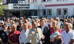 AK Parti'ye geçti, belediye önünde eylem başlatıldı
