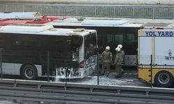 Zeytinburnu’nda metrobüs yangını! Seferler durdu