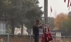 Erzincan’da düşen Türk Bayraklarını toplayan vatandaş takdir topladı