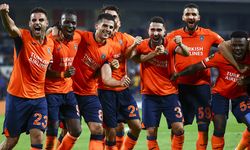 Başakşehirli futbolcular Filistin’e destek için “Bir sabah gelecek kardan aydınlık” ilahisiyle sahaya çıktı