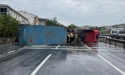 Büyükçekmece E5’te tır devrildi: Trafik kilitlendi