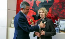 Özgür Özel, Yazar Ayşe Kulin’e CHP rozeti taktı...