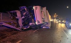 Eskişehir-Ankara yolunda şeker yüklü tır devrildi!