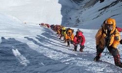 Everest kar fırtınası: Bin dağcı mahsur kaldı, günler sonra iletişim kuruldu!
