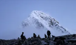 Everest'in doğu yamacında bin kişi mahsur kaldı