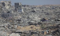 Gazze’de enkaz kaldırma çalışmaları için Mısır’dan ağır iş makineleri gönderildi