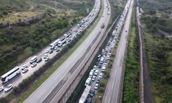 Hatay'da yağmur sürücüleri esir aldı: Otoyolda mahsur kaldılar!