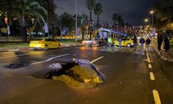 İstanbul’da sağanak: Vatan Caddesi çöktü, taksi takla attı!