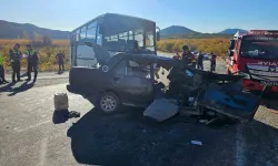 Mersin’de feci kaza! Midibüs otomobille çarpıştı: Çok sayıda ölü ve yaralı var!