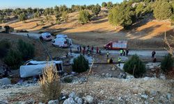 Mersin’de tarım işçilerini taşıyan minibüs şarampole düştü! Ölü ve yaralılar var!