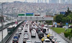 İstanbul’da yağmur trafiği felç etti! Yoğunluk yüzde 87’ye ulaştı