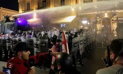 Tiflis’te seçim krizi: Göstericiler Cumhurbaşkanlığı sarayı önünde polisle karşı karşıya!