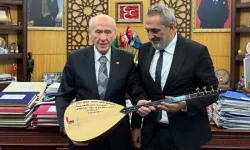 Yavuz Bingöl, Bahçeli'ye bağlama hediye etti