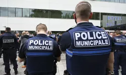 Fransa'da sürücü kalabalığın üzerine sürdü: 2 kişinin durumu ağır!