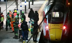 İngiltere'de facia! Trende bıçaklı saldırı: Huntingdon’da 10 kişi yaralandı