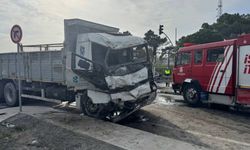 Arnavutköy'de İki kamyon kafa kafaya çarpıştı!