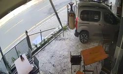 Önündeki araca çarpıp iş yerine daldı: Küçük sürücü kaçarken yakalandı