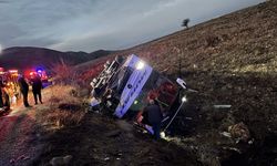 Afyonkarahisar’da yolcu otobüsü devrildi: 2 ölü, 21 yaralı