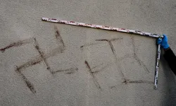 Almanyada'da skandal! İnsan kanıyla çizilmiş gamalı haçlar bulundu