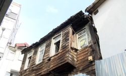 Beyoğlu’nda metruk bina çöktü, iki ev tahliye edildi