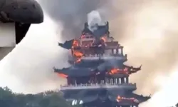 Çin'de bulunan 1500 yıllık Yongqing Tapınağı’nda yangın çıktı