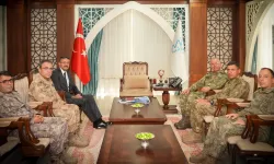 Hakkari Valisi Çelik ve 2. Ordu Komutanı Topaloğlu, Irak sınırındaki üs bölgelerini denetledi